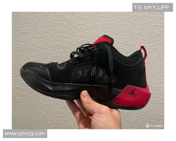 休闲裤与黑色篮球鞋的完美搭配时尚指南让你轻松穿出潮流感